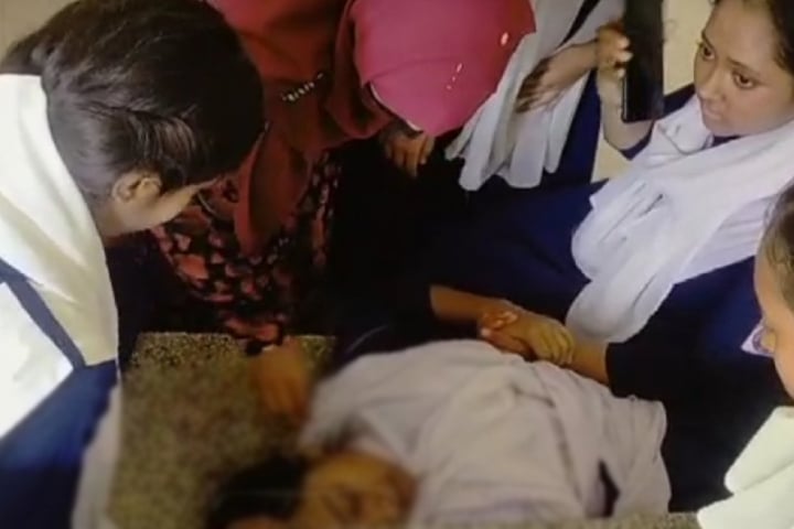 গরমে জ্ঞান হারিয়ে হাসপাতালে ২ স্কুলশিক্ষার্থী