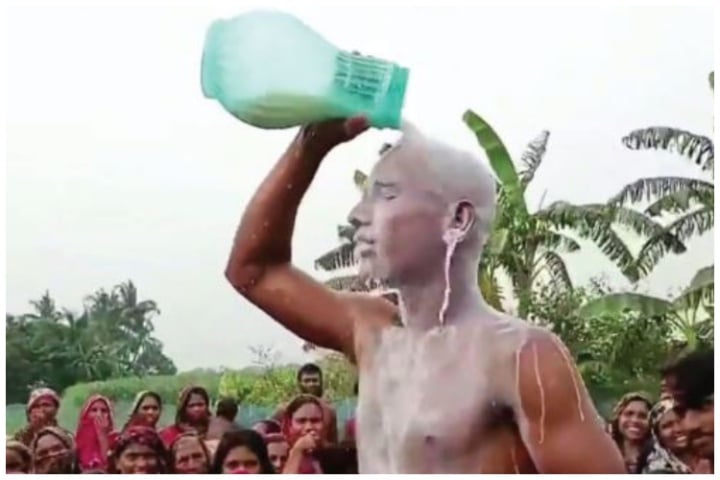 প্রেমে প্রতারিত হয়ে দুধ দিয়ে যুবকের গোসল