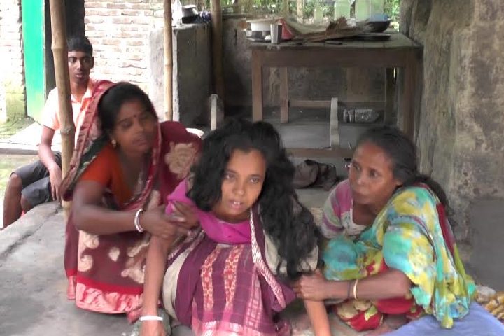 কলেজছাত্রীর বিবস্ত্র মরদেহ উদ্ধার