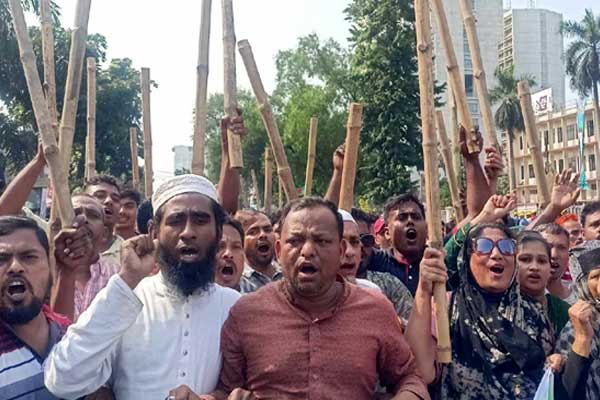 বাঁশের লাঠি হাতে সমাবেশে আ.লীগের নেতাকর্মীরা