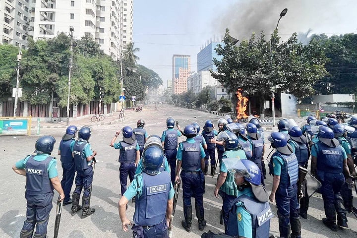 প্রধান বিচারপতির বাসভবনে হামলা, পুলিশ বক্সে আগুন
