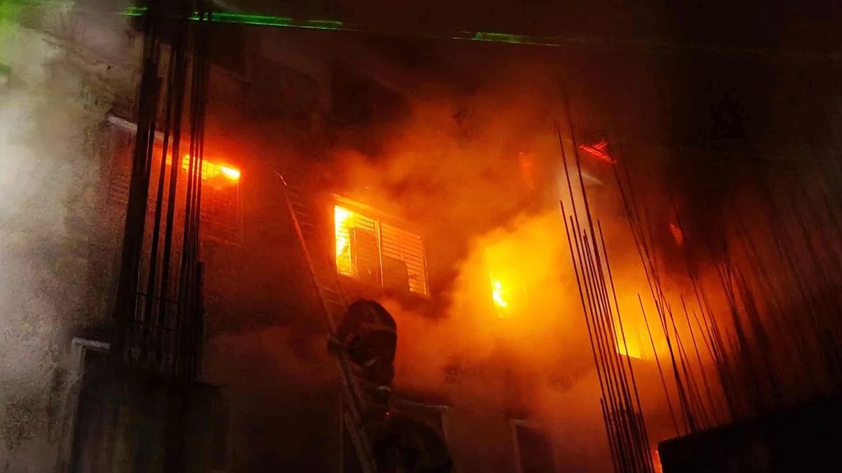 ডেমরায় কাপড়ের গুদামে ভয়াবহ আগুন,নিয়ন্ত্রণে ৬ ইউনিট