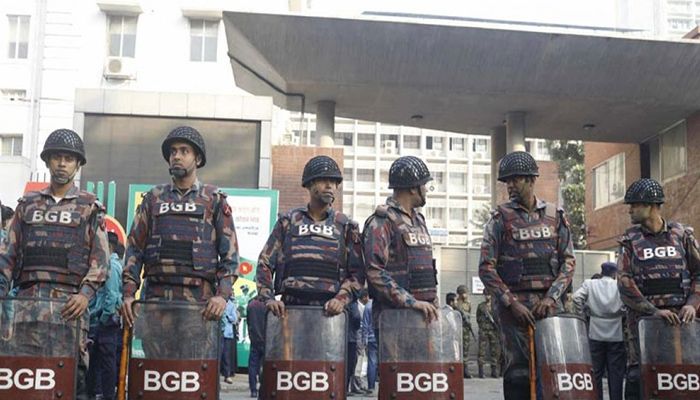 সচিবালয়ের সামনে নিরাপত্তা জোরদার, সড়কে যান চলাচল বন্ধ
