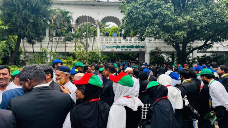 সুপ্রিম কোর্ট আইনজীবী সমিতির নির্বাচনে ভোটগ্রহণ চলছে
