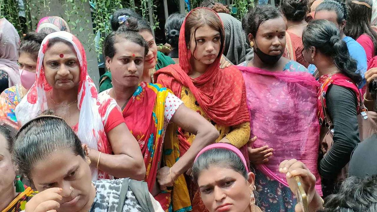 বার্ন ইনস্টিটিউটে রক্ত দিতে ছুটে এলেন তৃতীয় লিঙ্গের সদস্যরা