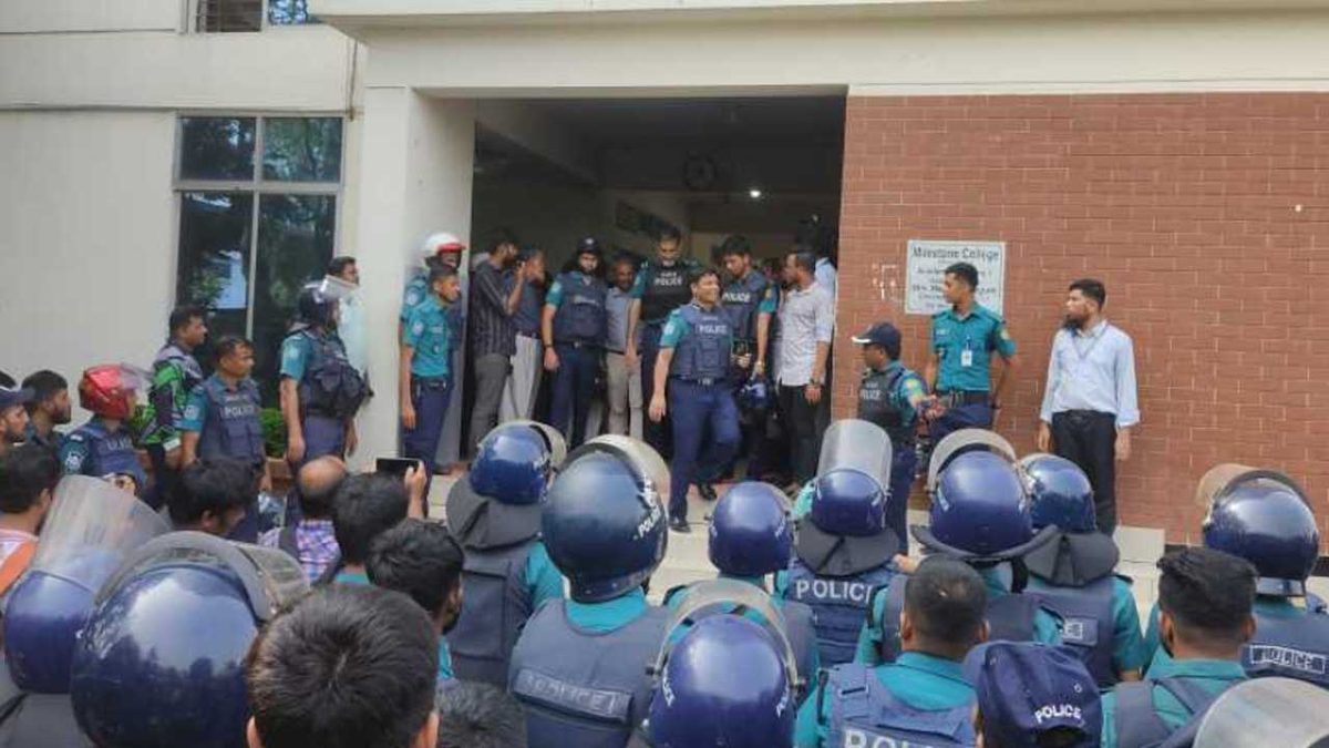 সাড়ে ৪ ঘণ্টা অবরুদ্ধ থাকার পর মুক্ত হলেন দুই উপদেষ্টা