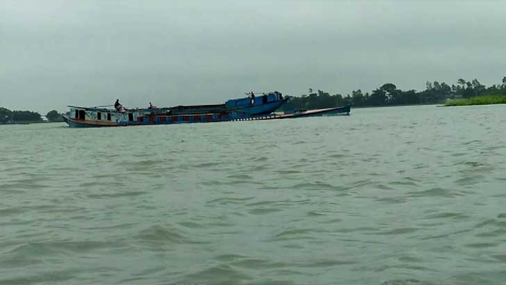 মেঘনায় যাত্রীবাহী ট্রলারডুবি, চার শিশুসহ নিখোঁজ ৬