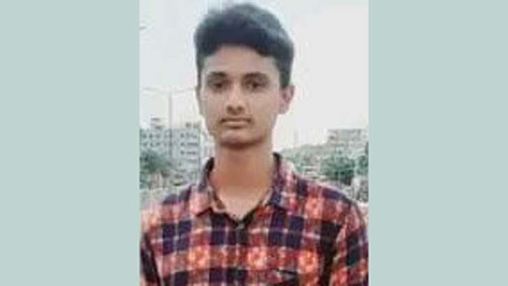 রেললাইনে বসে মোবাইল চালানোয় চরম পরিণতি যুবকের