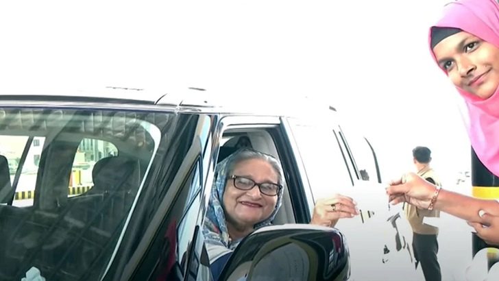 তিন মিনিটে বঙ্গবন্ধু টানেল পার হলেন প্রধানমন্ত্রী, দিলেন টোল
