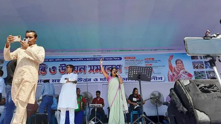 নেতাকর্মীদের উজ্জীবিত রাখতে আ. লীগের সমাবেশে চলছে গান