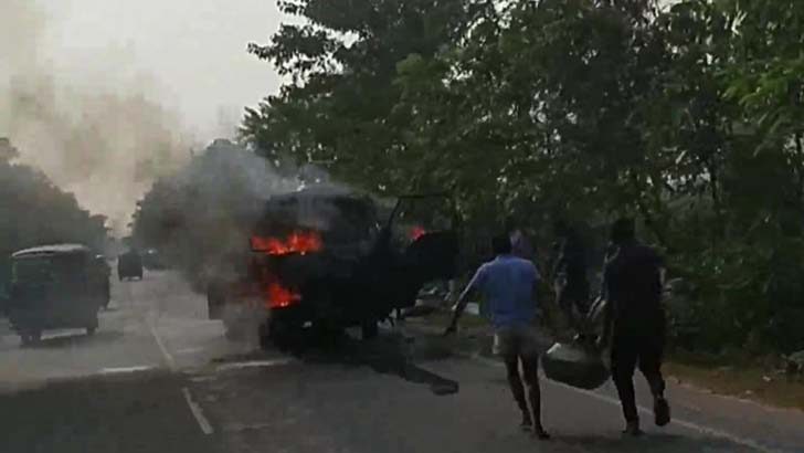 ট্রাকে আগুন দিয়ে ভিডিও করে পালাল দুর্বৃত্তরা