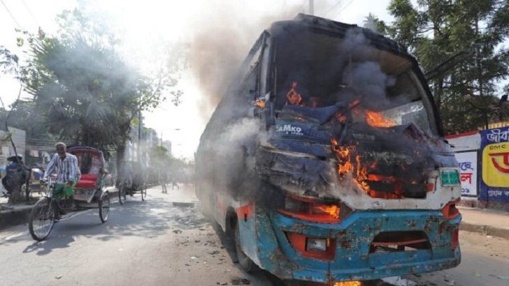রাজধানীর দিয়াবাড়িতে বাসে আগুন
