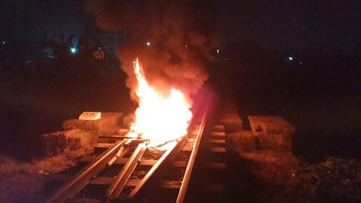 গাজীপুরে রেললাইনে আগুন দিল দুর্বৃত্তরা