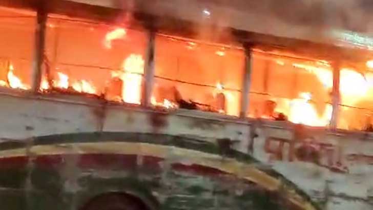 যাত্রাবাড়ীতে রাইদা পরিবহণে আগুন