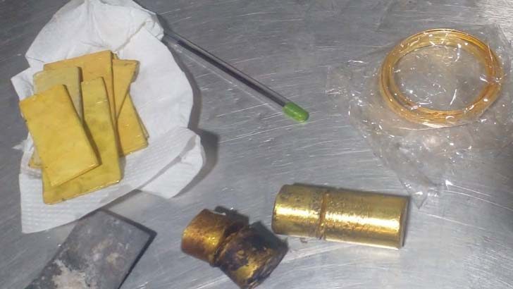 চার্জার লাইটের ব্যাটারি ও তালার ভেতরে মিলল দেড় কেজি সোনা