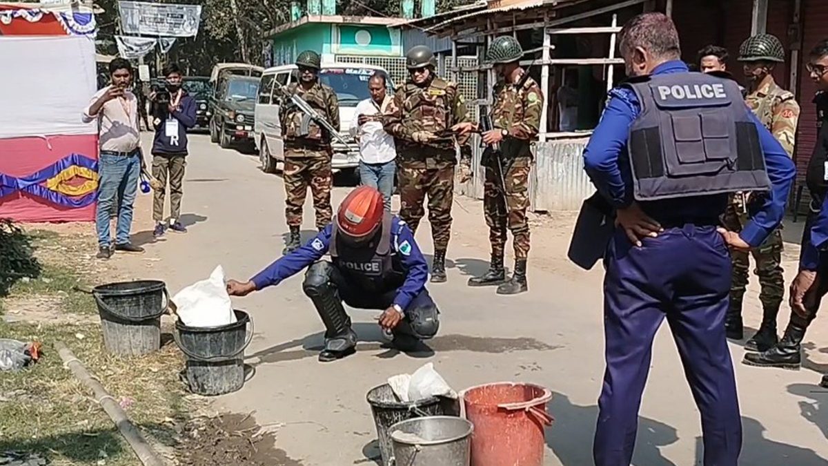 কুমারখালীতে ভোটকেন্দ্রের পাশেই বোমাসদৃশ বস্তু উদ্ধার