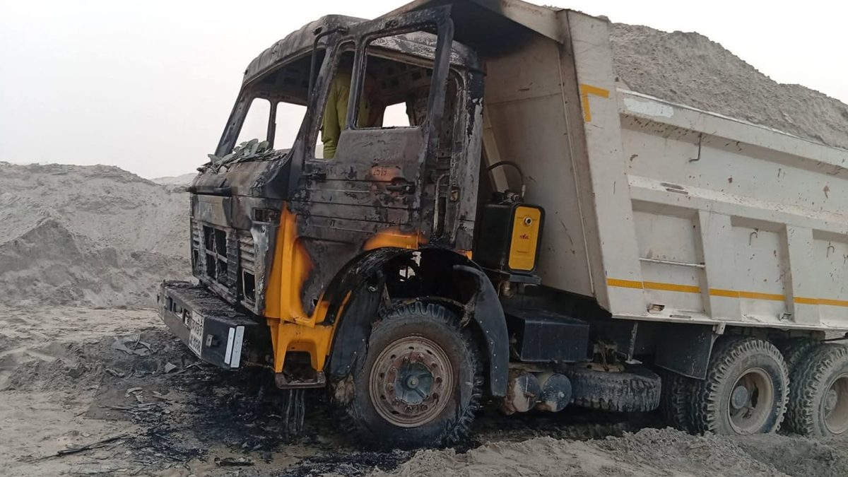ভেড়ামারায় বালু উত্তোলন নিয়ে গোলাগুলি,যানবাহনে অগ্নিসংযোগ