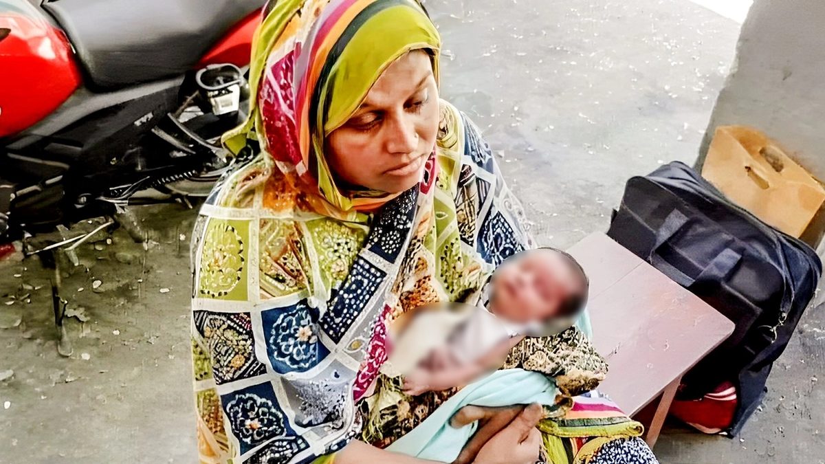 বাবার লাশ নেওয়ার অপেক্ষায় মর্গের সামনে ৫ দিনের শিশু