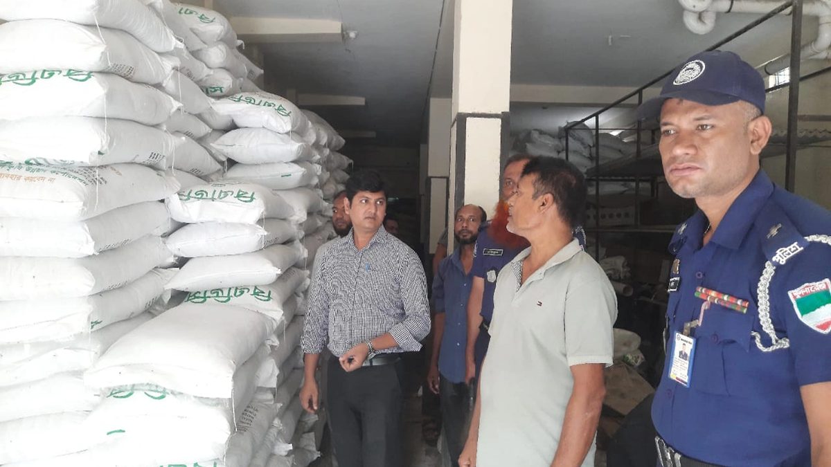 বেশি দামে সার বিক্রি করায় ডিলারকে ৭০ হাজার টাকা জরিমানা