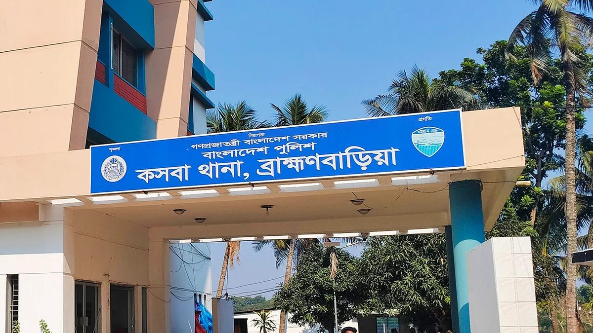 জমি লিখে না দেওয়ায় স্বামীকে কোপালেন স্ত্রী