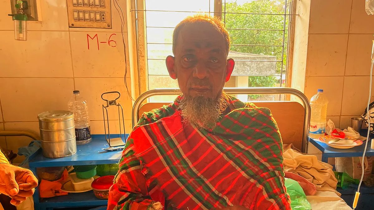 বৃদ্ধ বাবাকে পিটিয়ে হাসপাতালে পাঠালো সন্তানেরা