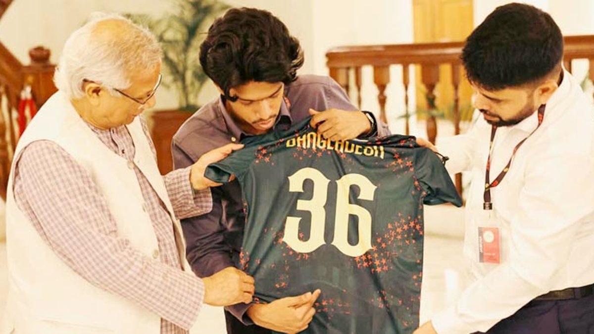 প্রধান উপদেষ্টাকে জার্সি-ব্যাগ উপহার দিলেন মেঘ