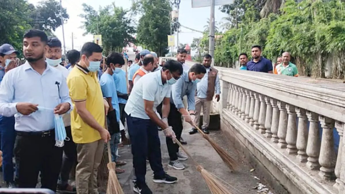 ঝাড়ু হাতে নিজেই রাস্তা পরিষ্কারে নামলেন ডিসি সারোয়ার