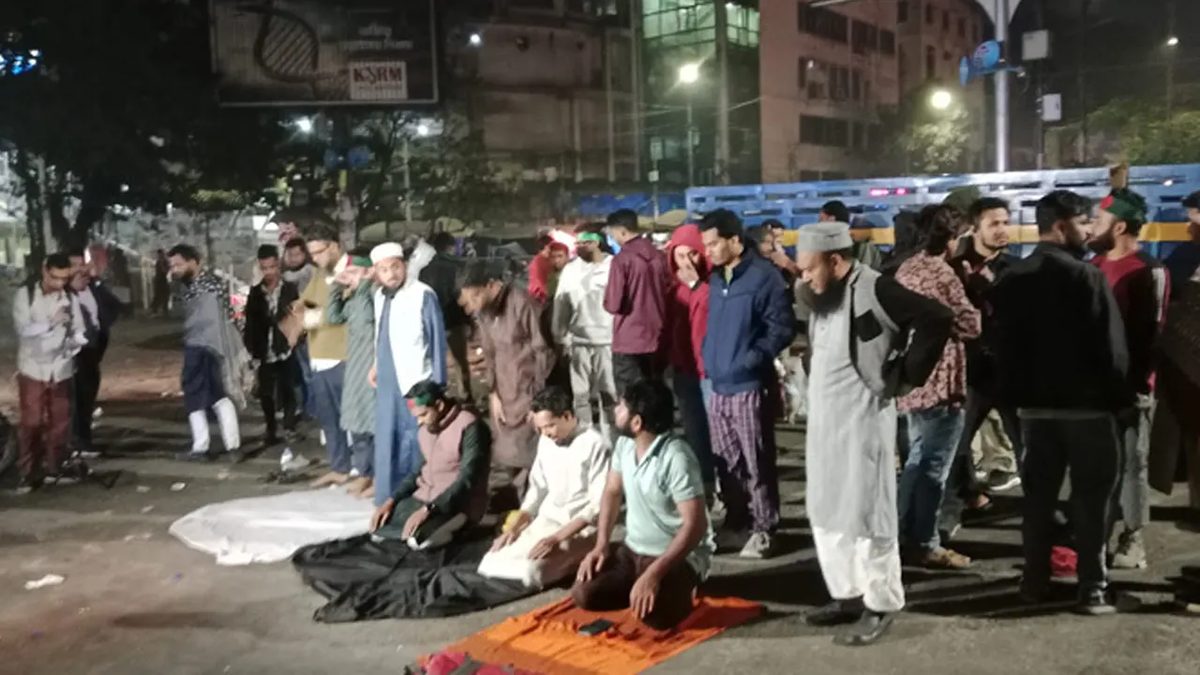 শাহবাগ মোড়ে ছাত্র-জনতার ফজরের নামাজ আদায়