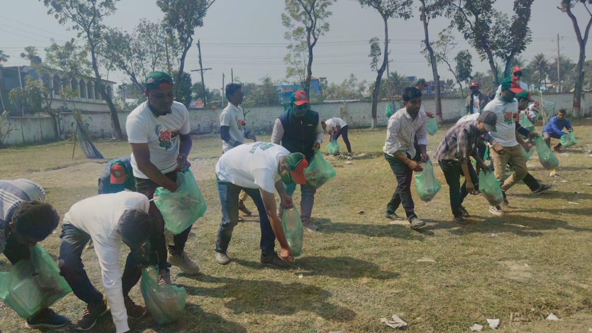 সমাবেশ করল জামায়াত, মাঠ পরিষ্কারে নামল বিএনপি