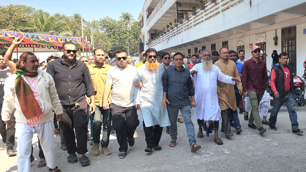 কুষ্টিয়ায় ভোট পূর্ণ গণনার দাবিতে বিএনপির বিক্ষোভ, ডিসি অফিস ঘেরাও