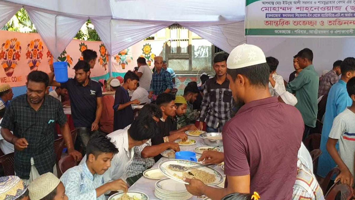 ছেলে ব্যারিস্টার হওয়ায় গ্রামবাসীকে বিরিয়ানি খাওয়ালেন বাবা-মা