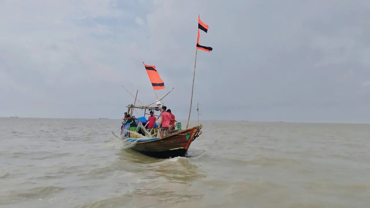 বঙ্গোপসাগরে ৩ ট্রলার ডুবি, উদ্ধার ৫০