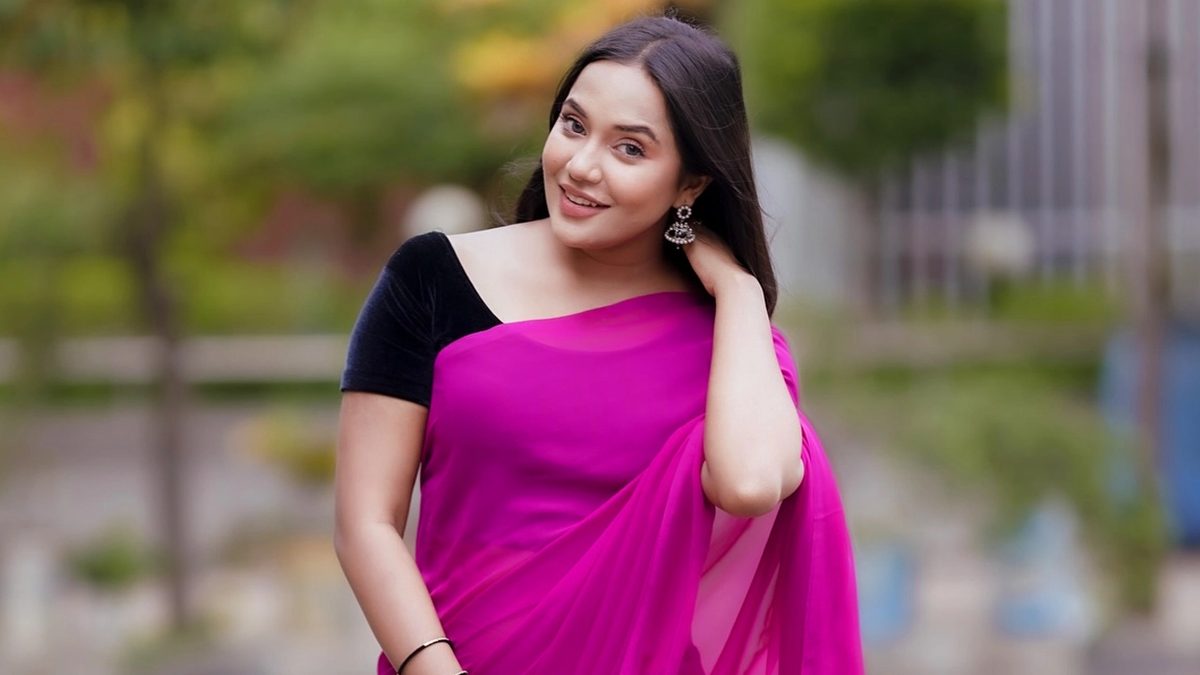 দেশ ছাড়লেন অভিনেত্রী সামিরা খান মাহি