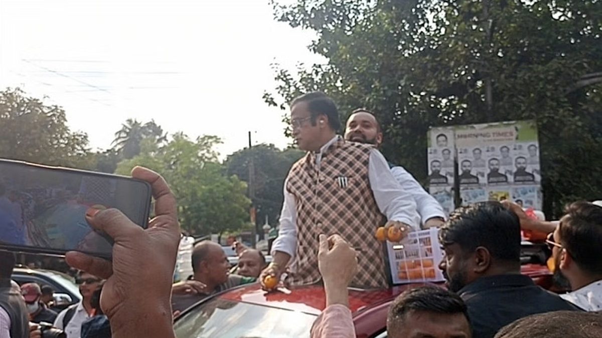 কমলা ছিটিয়ে ছেলের মনোনয়ন জমা দিলেন হাজি সেলিম