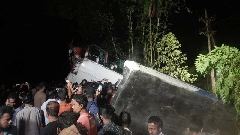বরিশালে যাত্রীবাহী বাস খাদে পড়ে নিহত ১
