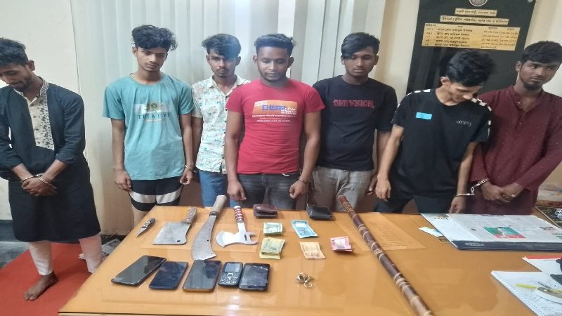 বগুড়ায় অস্ত্রসহ ৭ ছিনতাইকারী আটক
