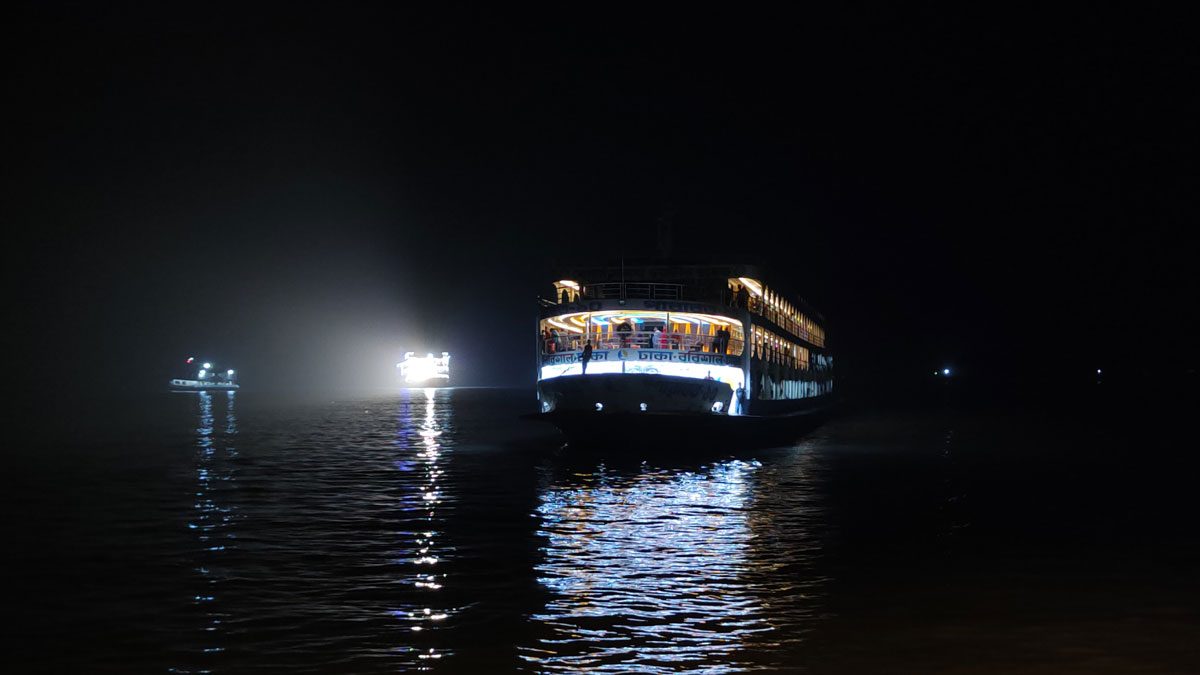 বরিশালে লঞ্চ চলাচল বন্ধ