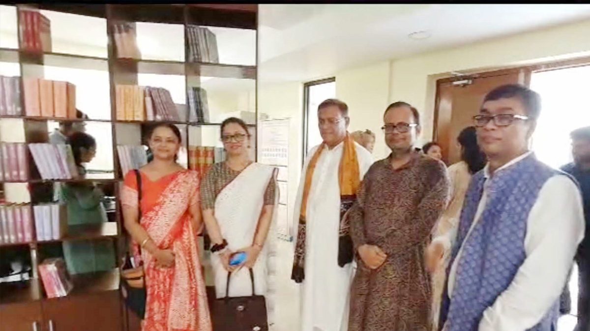 শান্তিনিকেতনে নির্মিত ‘বাংলাদেশ ভবন' পরিদর্শন করলেন তথ্যমন্ত্রী