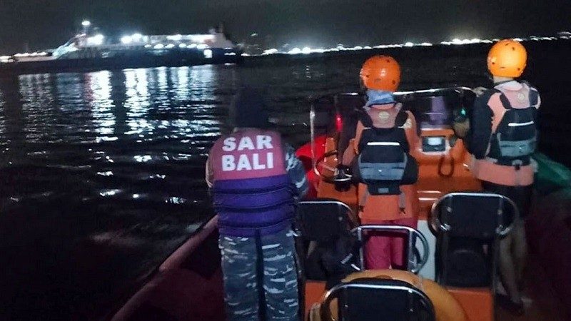 ইন্দোনেশিয়ায় অর্ধশতাধিক যাত্রী নিয়ে ফেরিডুবি, নিখোঁজ ৪৩