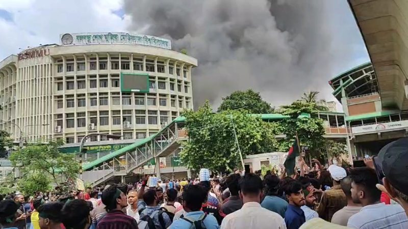 বিএসএমএমইউতে দুর্বৃত্তদের আগুন, আন্দোলনকারীদের দখলে শাহবাগ