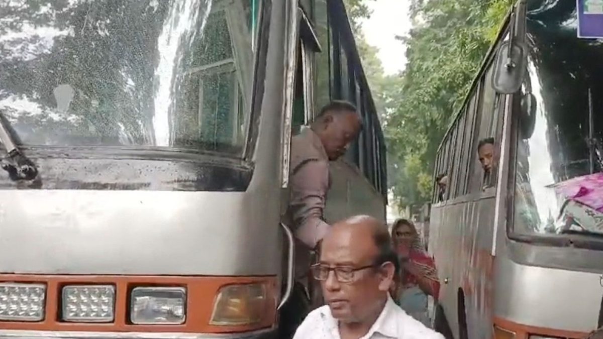 অফিস সময় শেষ হওয়ার আগেই বাসায় ফিরছিলেন কর্মকর্তারা, অতঃপর...