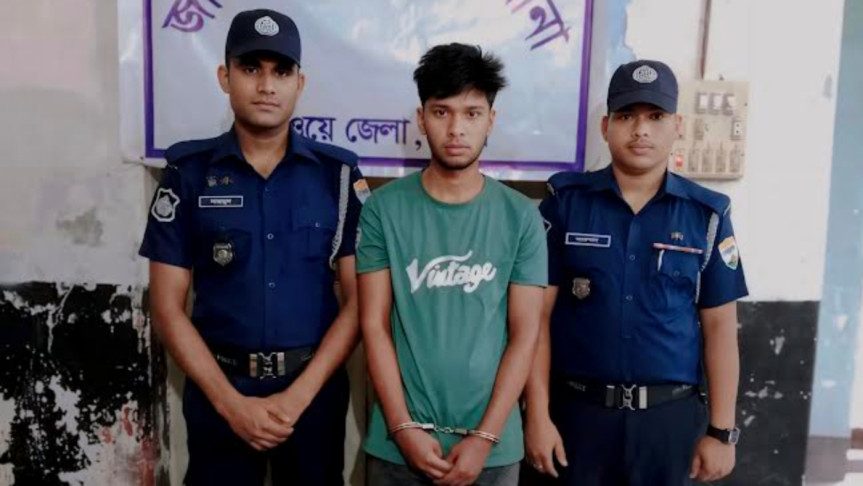 আন্তঃনগর ট্রেনের টিকিটসহ কালোবাজারি আটক