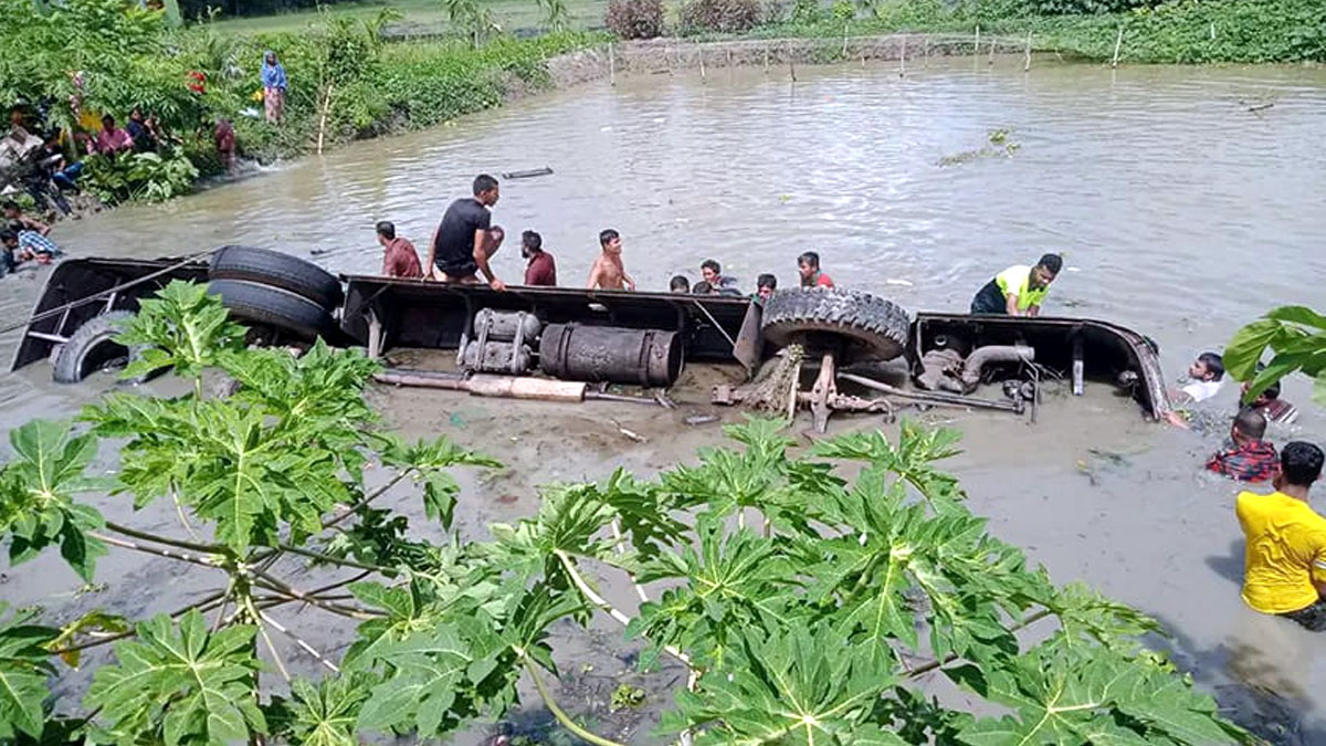 ঝালকাঠিতে যাত্রীবাহী বাস নিয়ন্ত্রণ হারিয়ে পুকুরে, নিহত ১৩