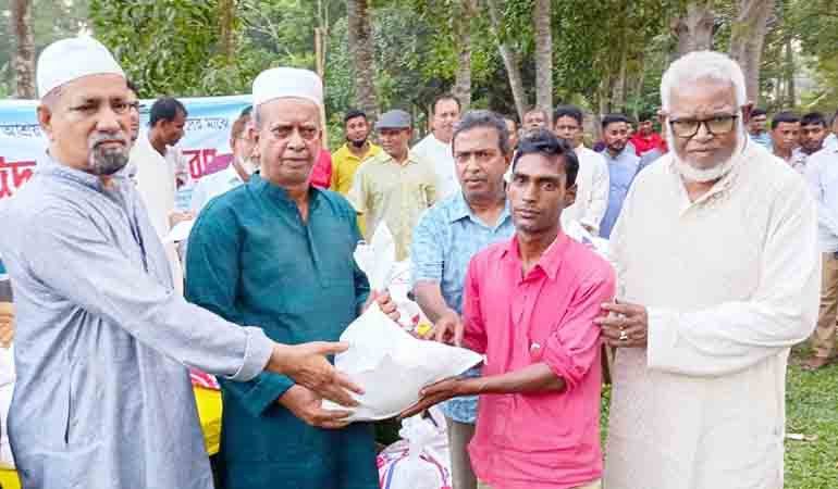 আশ্রয়ণ প্রকল্পে থাকা অসহায়দের মাঝে আ.লীগ নেতার ঈদ সামগ্রী বিতরণ