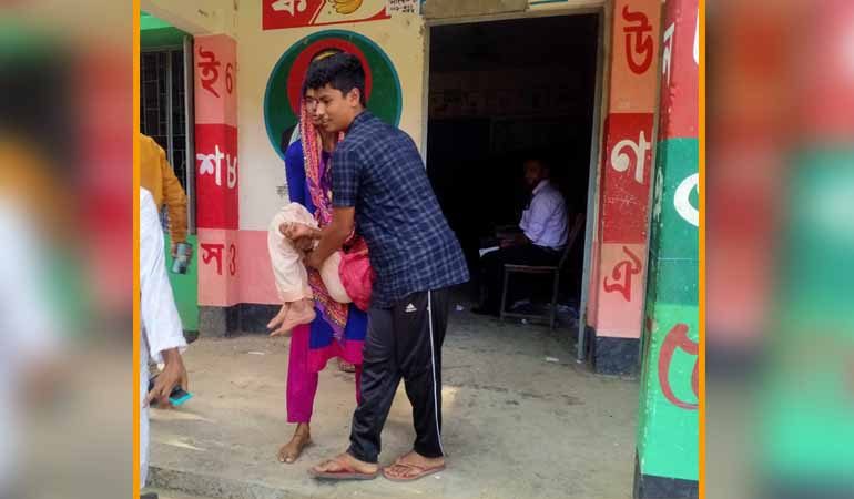 জামালপুরে কোলে চড়ে ভোট দিলেন ১২০ বছরের বৃদ্ধা ময়মল