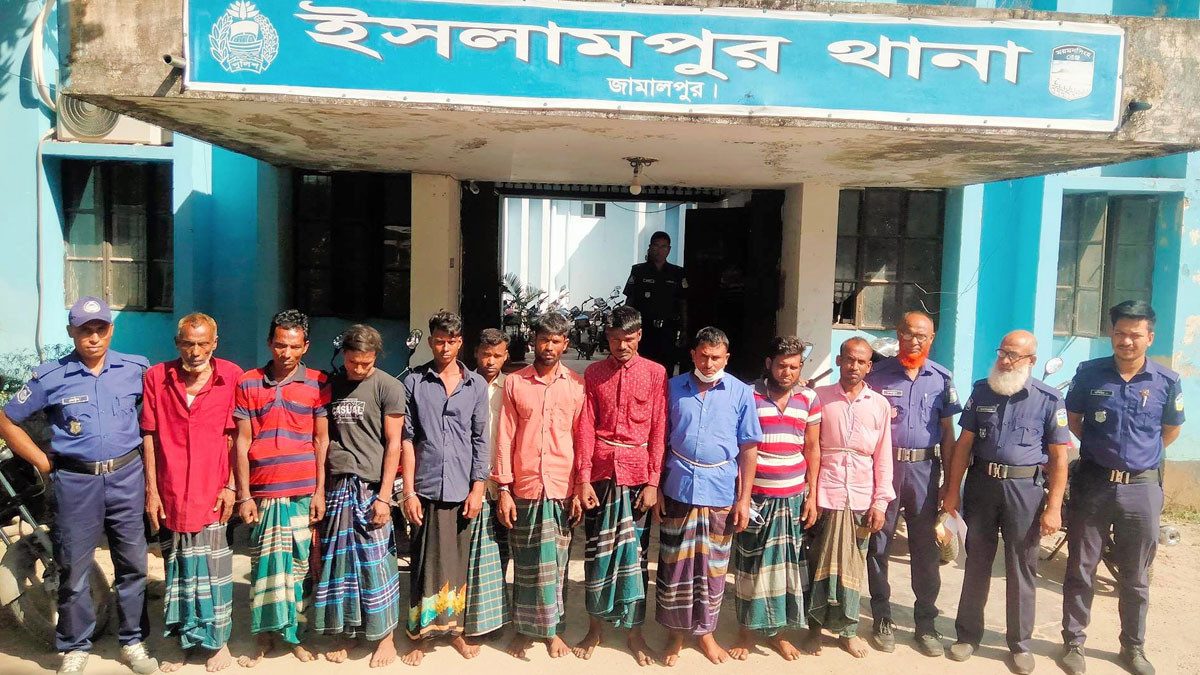জুয়ার আসর থেকে বাবা-ছেলেসহ গ্রেপ্তার ১০
