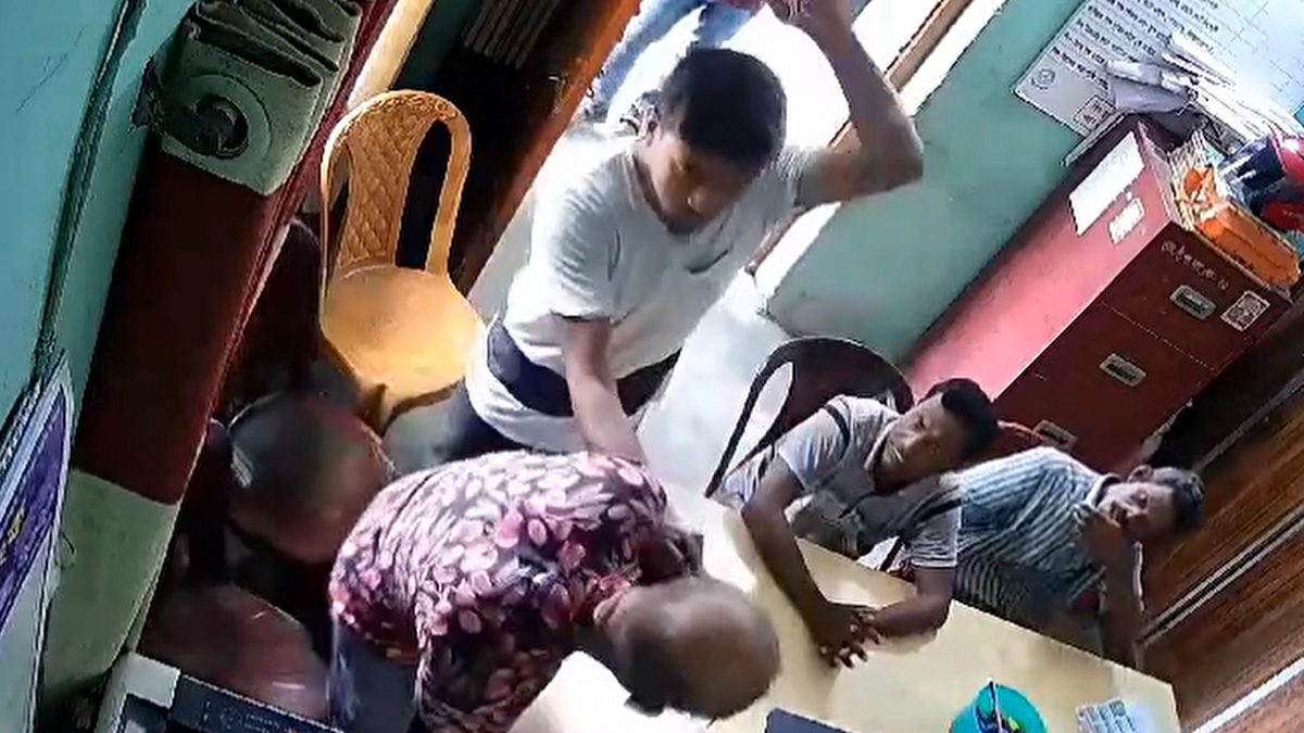 ইউনিয়ন পরিষদের ঢুকে ইউপি সদস্যকে মারধর করলেন যুবলীগ নেতা