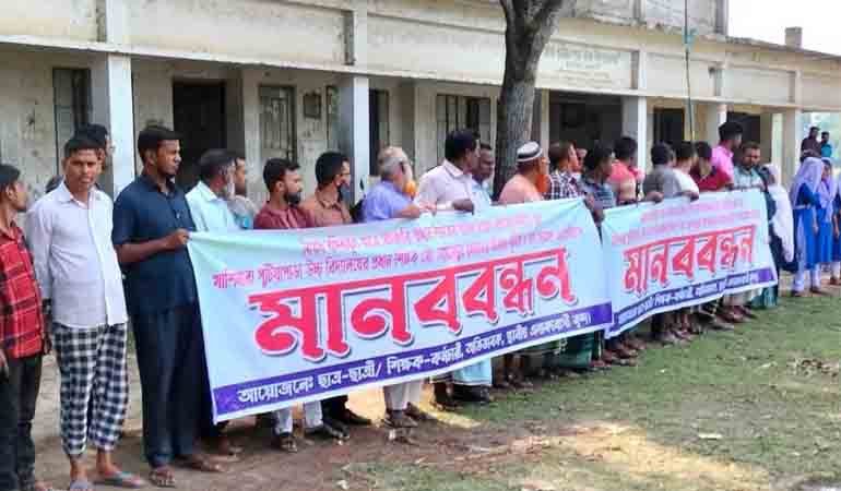 মেলান্দহে প্রধান শিক্ষকের শাস্তি ও সহকারী প্রধানের নিয়োগ বাতিলের দাবিতে মানববন্ধন