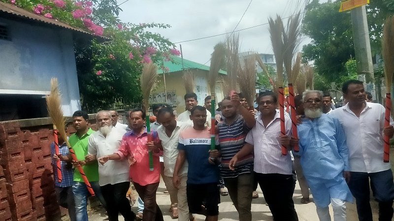 হবিগঞ্জে রেজা কিবরিয়ার বিরুদ্ধে ঝাড়ু মিছিল