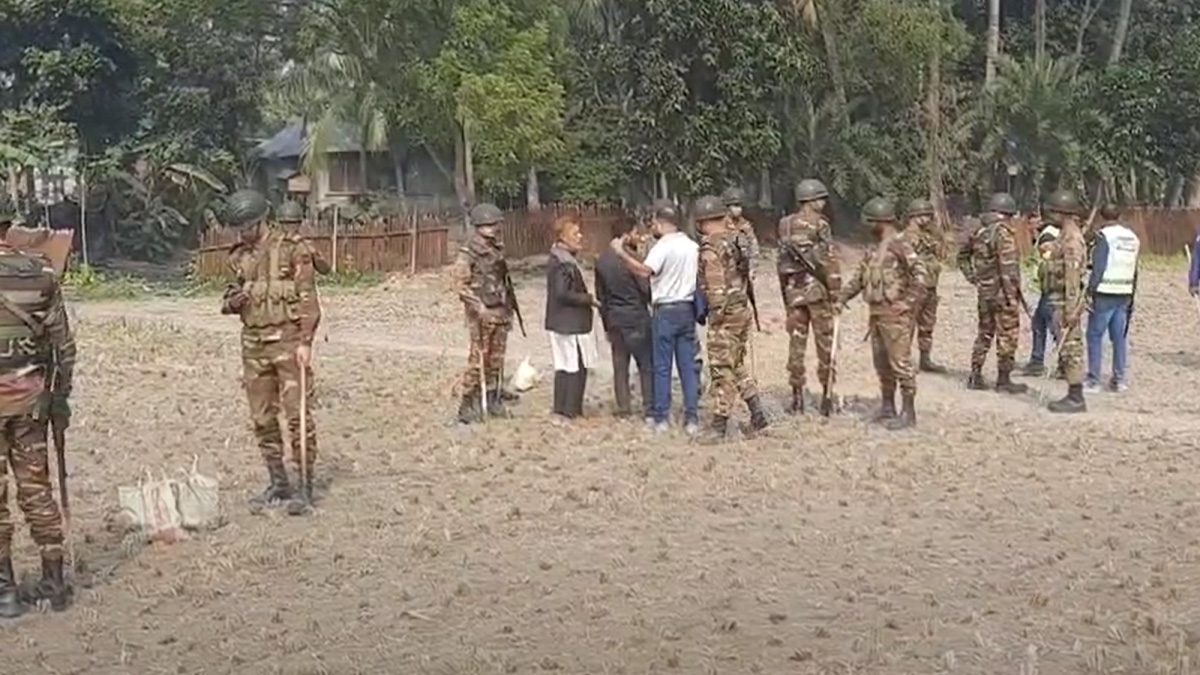 ঝিনাইদহে ফতোয়া দেয়াকে কেন্দ্র করে সংঘর্ষ-বাড়িঘর ভাঙচুর, আহত ১৮